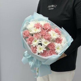 Букет из хризантемы и диантусов