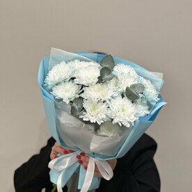 Букет из хризантемы и эвкалипта