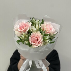 Букет из французских роз с альстромериями