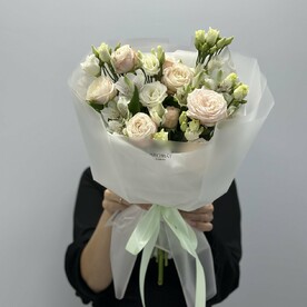 Букет из кустовых роз и альстромерий и эустомы