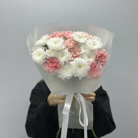 Букет из хризантемы и диантусов