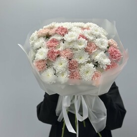 Букет из хризантемы с диантусами