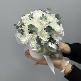 Коробочка с хризантемой и эвкалиптом