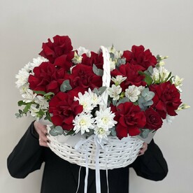 Корзина с красными розами
