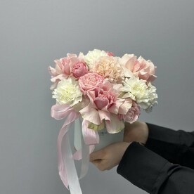 Розы с диантусами в коробке