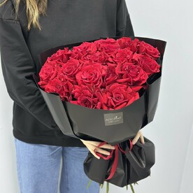 Букет из красных ажурных роз