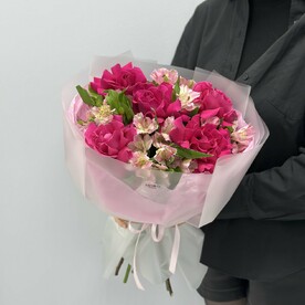 Букет из роз и альстромерии