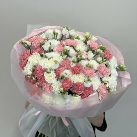 Гигантский букет из эустомы и диантусов