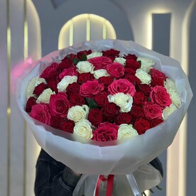 Микс из 51 розы в упаковке