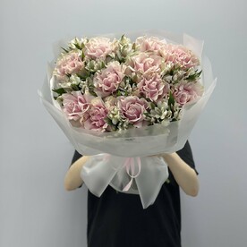 Большой букет из пышных роз