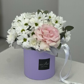 Коробочка с розой, хризантемой и эвкалиптом