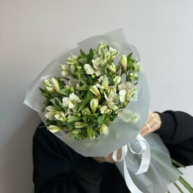 15 белых альстромерий