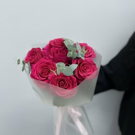 Букет из ярких роз и эвкалипта