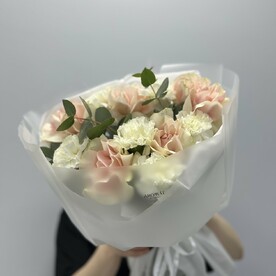 Нежный букет из роз фрутетто и белых диантусов с эвкалиптом