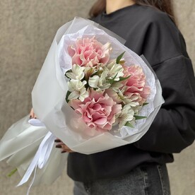 Красивый букет из роз и альстромерии