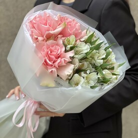 Красивый букет из роз и альстромерии