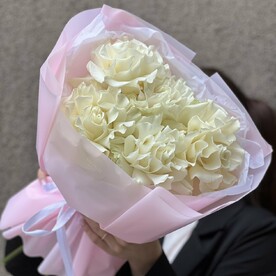 Белоснежные розы в нежной упаковке