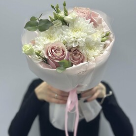 Нежный букет из роз, эустомы и хризантемы