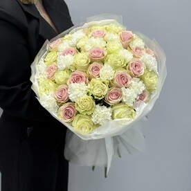 Букет гигант из роз и диантусов