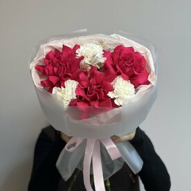 Букет из альстромерии, ажурных роз и диантусов