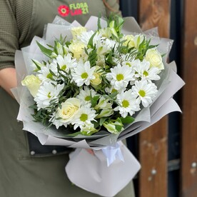 Букет с хризантемами, розами и альстромериями "Воздушный поцелуй"