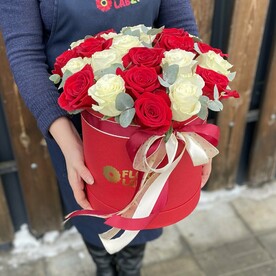 Розы в шляпной коробке