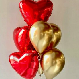 Фонтан из шаров для влюбленных с фольгированными сердцами