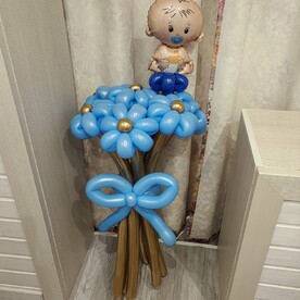 Букет из воздушных ромашек с мини фигурой