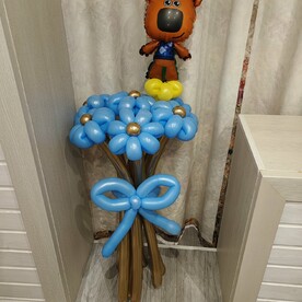 Букет из воздушных Ромашек с мини фигурой