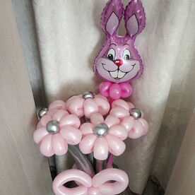 Букет розовых Ромашек с мини фигурой Зайца
