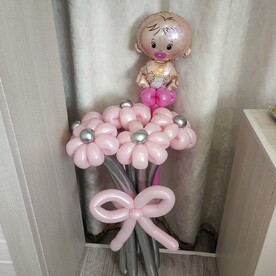 Букет из розовых Ромашек с мини фигурой Малышка