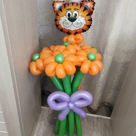 Букет из воздушных ромашек с мини фигурой