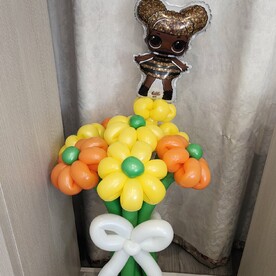 Букет из воздушных ромашек с мини фигурой