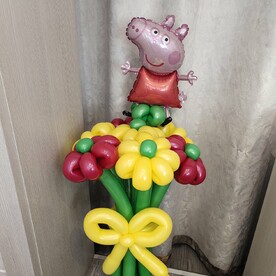 Букет из воздушных ромашек с мини фигурой