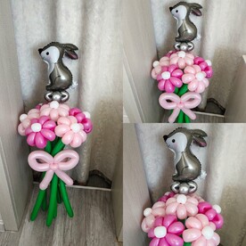 Букет цветов из шаров с мини фигурой