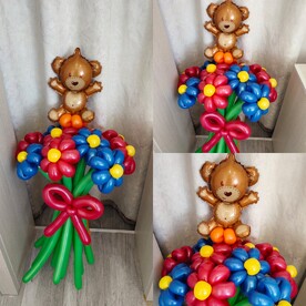 Букет цветов из шаров с мини фигурой