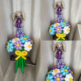 Букет цветов из шаров с мини фигурой