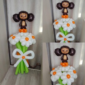 Букет цветов из белых Ромашек с мини фигурой Чебурашка