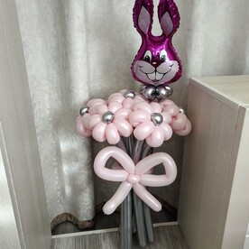 Розовый букет цветов Ромашек с мини фигурой Кролик