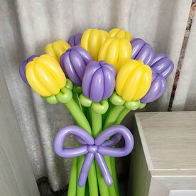 Букет цветов из жёлто-сиреневых воздушных Тюльпанов на длинной ножке