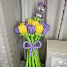 Букет цветов из воздушных Тюльпанов с мини фигурой Зайка