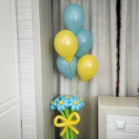 Букет цветов из голубых Ромашек с гелиевыми шарами