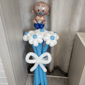 Букет цветов из бело-голубых Ромашек с мини фигурой Мальчик