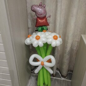 Букет цветов из белых Ромашек с мини фигурой Пеппа