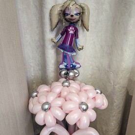 Букет из розовых Ромашек с мини фигурой Роза. Цветы из шаров