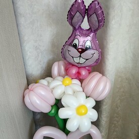 Букет из Ромашек и Тюльпанов с мини фигурой розовый Кролик. Цветы из шаров