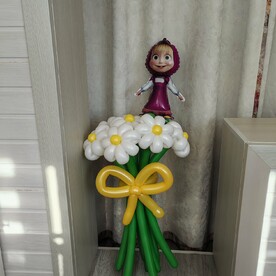 Набор шаров. Букет Ромашек с мини фигурой Маша. Цветы из шаров