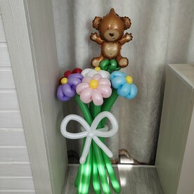 Букет из разноцветных Ромашек с мини фигурой Мишка