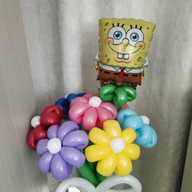 Букет из разноцветных Ромашек с мини фигурой Губка весёлый