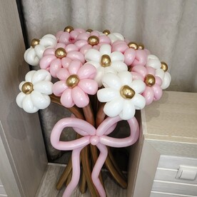 Букет из 15 бело-розовых Ромашек на золотой ножке